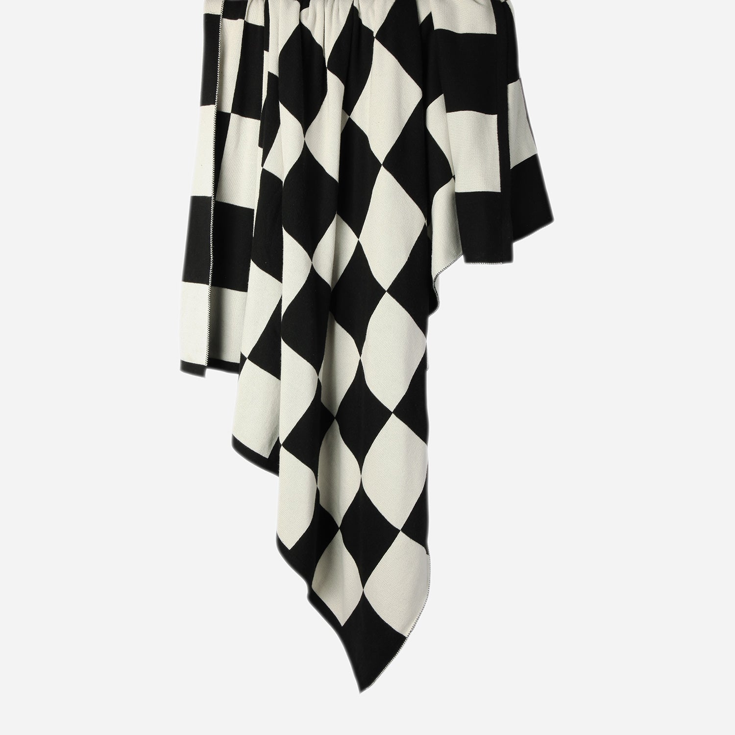 Hanging Checkered Board 100% cotton knitted throw in White & Black
