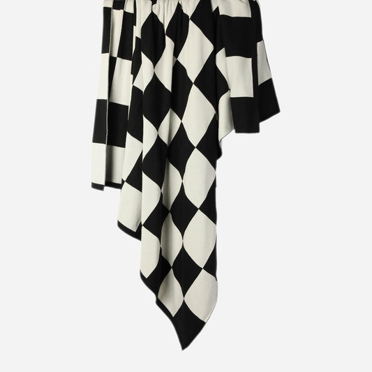 Hanging Checkered Board 100% cotton knitted throw in White & Black
